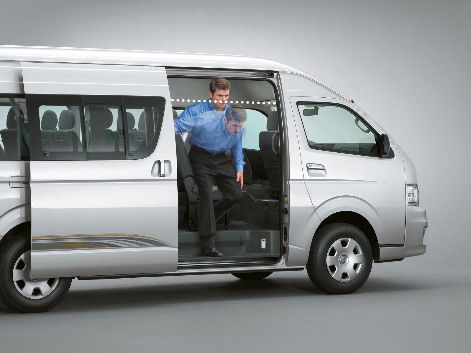 Прокат минивэна без водителя. Rent Microbus Toyota Hiace. Toyota Hiace 2013. Микроавтобус для экскурсий. Минивэн с человеком.