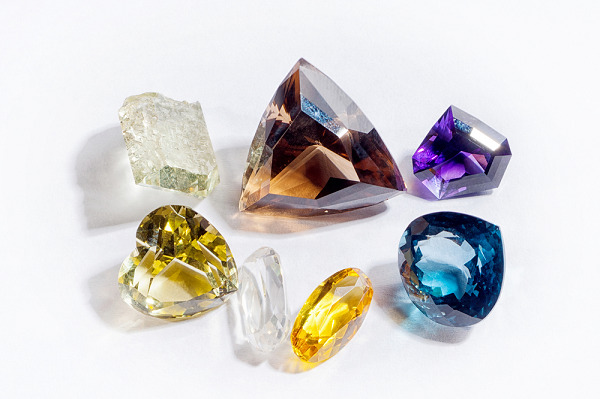 Где покупают натуральные драгоценные камни?